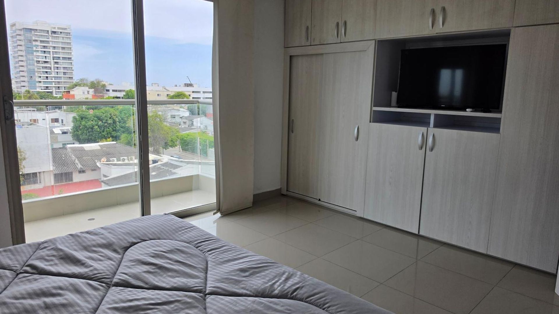 Luxury 3br 2ba Penthouse Close To Airport-beach-rooftop Pool